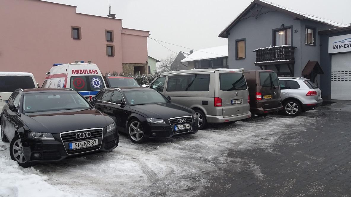 opravené autá na parkovisku